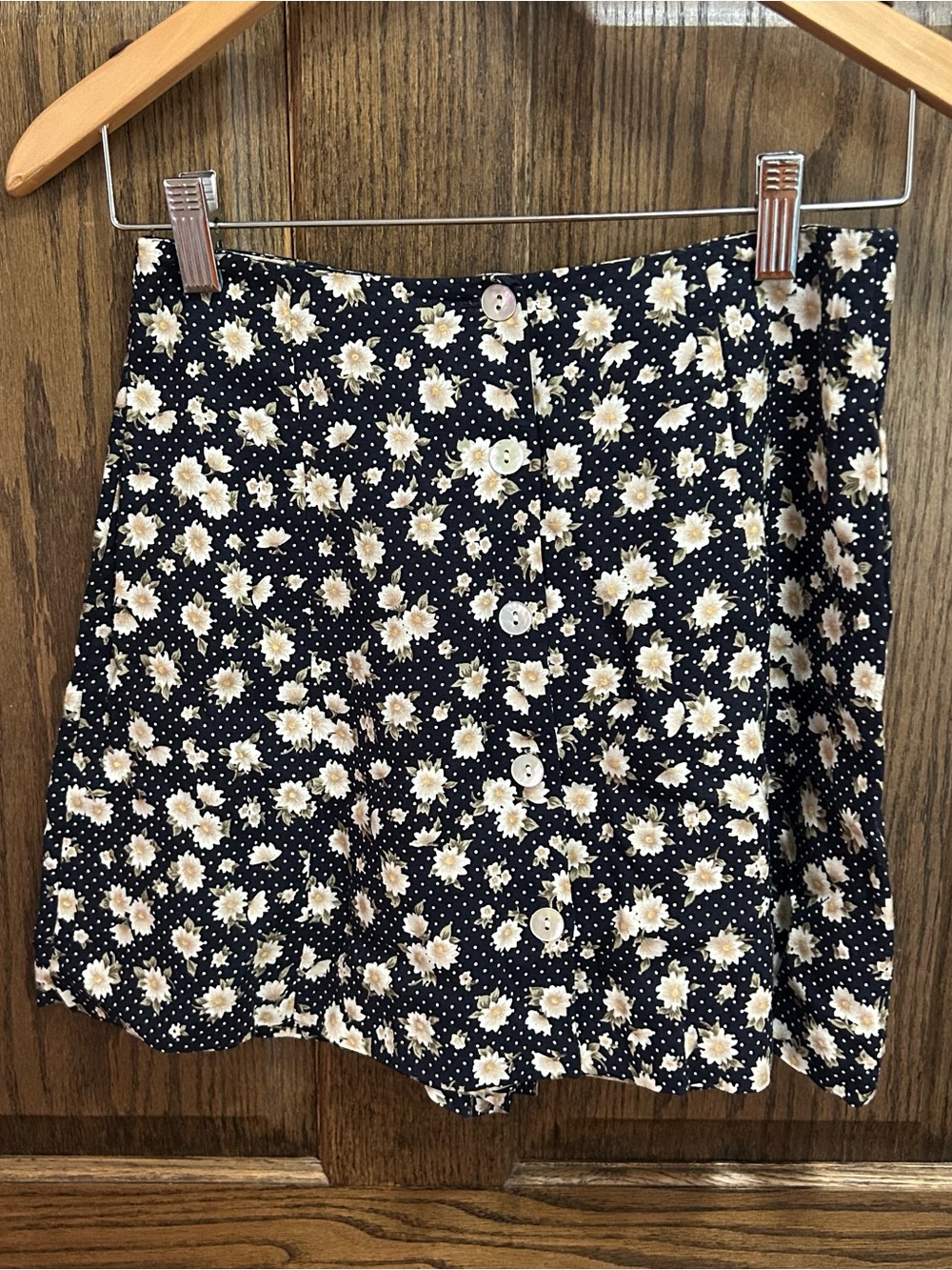 Floral Button-Front Women’s Shorts - with Cream Daisies
